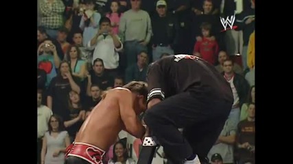 Wwe Shawn Michaels прави супер-суплекс на Shane Mcmahon от стълбата върху масата
