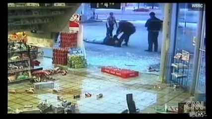 Пиян шафьор катастрофира в магазин и се опитва да избяга! 