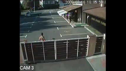 Мотоциклети се блъска в сграда 
