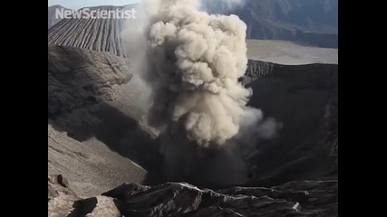 Опасно близо до изригващ вулкан