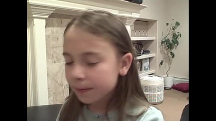 Невероятно 9 годишно момиче свири и пее едно временно и то страхотно. 