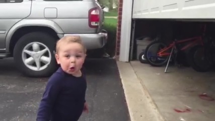 Реакцията на бебе при отваряне на гаражна врата !