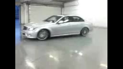 Mercedes-benz C63 Amg се врътка в гаража