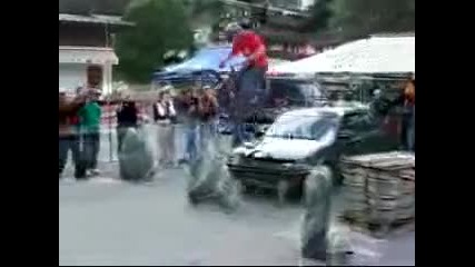 Човек кара колело по корда!
