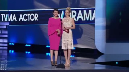 Ginnifer Goodwin and Jennifer Morrison Present at Peoples Choice Awards 2012