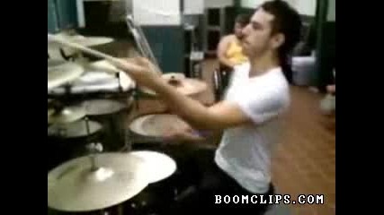 Свирене на барабани и жонглиране едновременно