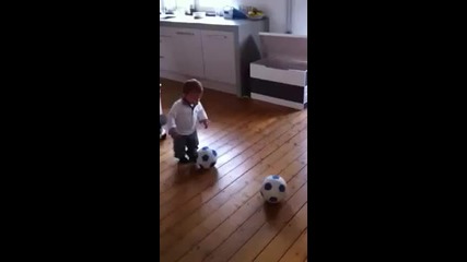 Детето на 1 годинка чудо вкарало 3 от 3 футболни топки
