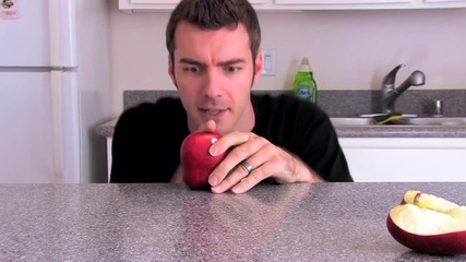 Пич разцепва на две ябълка с главата си, смях! 