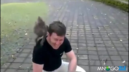 Маймуна чука главата на турист