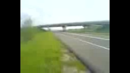 Полицай се опитва да спре Ferrari