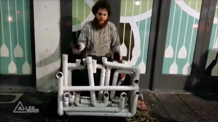 Уличен музикант свири на водопроводни тръби