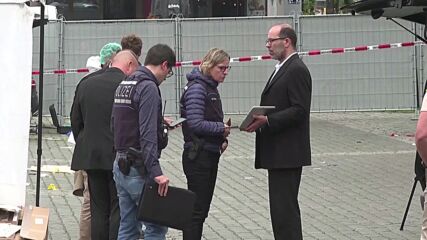 Полицаят, ранен при атаката с нож в Германия, е в кома