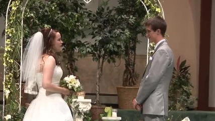 Булка изненадва приятно младоженеца и гостите пред олтара като запява