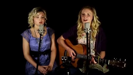 Две сестри пеят песен за тяхната починала баба