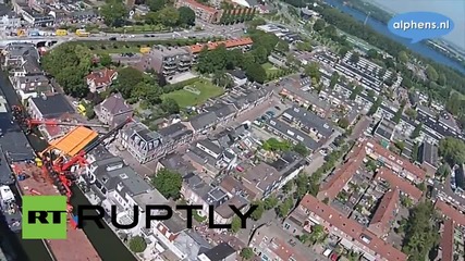 Нидерландия: Дрон заснема падането на кран в река Рейн