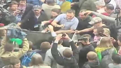 Протестиращи изхвърлят депутат в кофа за боклук