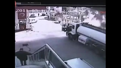 Не изпадай в паника ... пожар на бензиностанция
