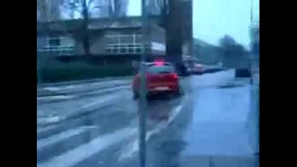 Репортер Го Блъска Кола 
