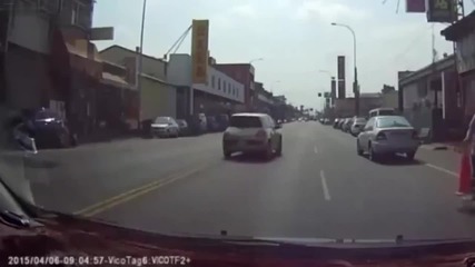 Измамник се опитва да бъде блъснат от кола