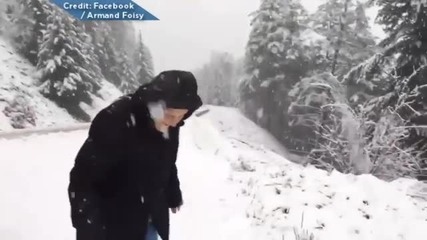 Възрастна жена на 101 години се радва на снега