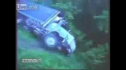 (16+) Огромен камион падна в дерето 