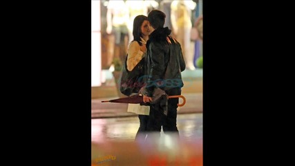 Are Selena Gomez and Taylor Lautner kissing?
