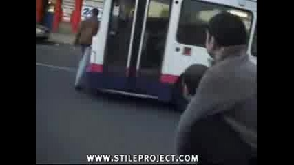 Автобус блъска човек