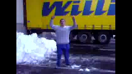 idiot skacha v snega