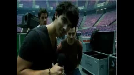 Live Chat с Jonas Brothers след репетициите им за Radio City концерта
