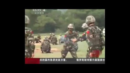 Откачени китайски войници си рискуват живота с граната
