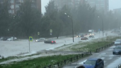 Шок в Русия! Наводние от дъжд и градушка