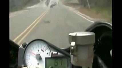 Каскадьор пада от мотор на пътя