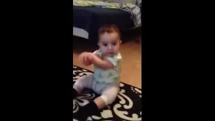 Бебе на 7 месеца танцува Gangnam Style