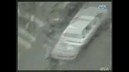 Луд Шофьор Преминава През Тълпа От Хора!!!