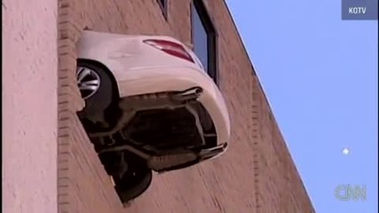 Автомобил минава през стената на гараж в Оклахома! 