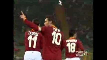 Сблъскване между Франческо Тоти и Алберто Акуилани по време на мач на Рома