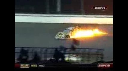 Кола избухва в пламъци - тежка катастрофа в Nascar !