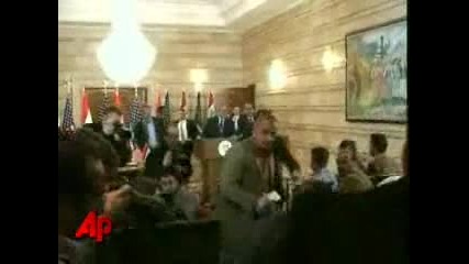 Bush - Замерят С Обувка На Пресконференция