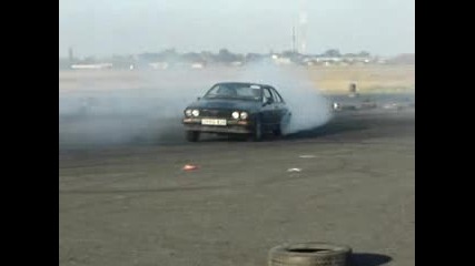 Alfa Romeo Gtv V6 Donuts (crazy Sound)