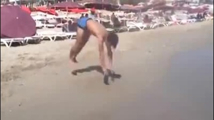 Страхотен гимнастик на плажа