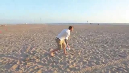 Дейвид Бекъм Показва Как се Прави На Плажа !