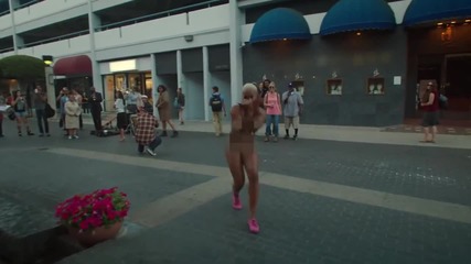 Професионални голи танцьори изненадаха пешеходци в центъра на Лос Анджелис