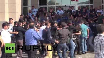 Turkey: Police forcibly disband lawyers picket in front of Istanbul's Justice Palace