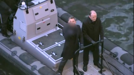 Даниел Крейг показва среден пръст на папараците, докато снима поредния филм за Агент 007 в Лондон
