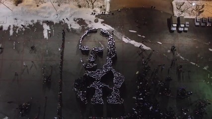 Студенти „нарисуваха” с телата си портрет на Путин