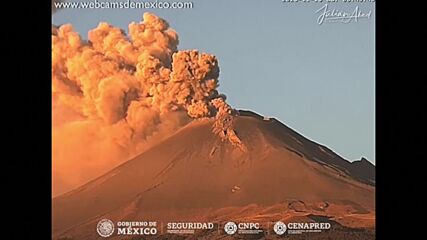 Само за ден: Вулканът Попокатепетъл изригна дим и пепел 15 пъти (ВИДЕО)