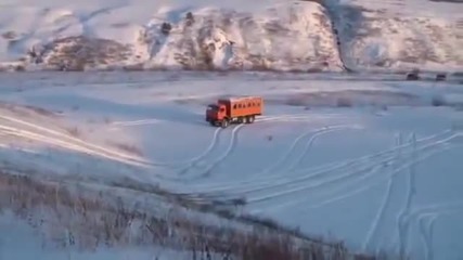 Руски шофьор с Камаз в щура снежна пързалка!