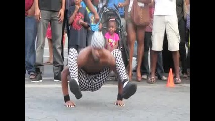 Улични танцьори правят страхотно шоу . 
