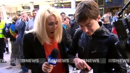 Младеж потрошава първия закупен iphone 6 в Пърт, Австралия