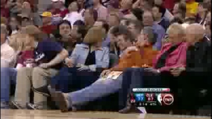 Lebron James Kisses a Fan povreme na mach